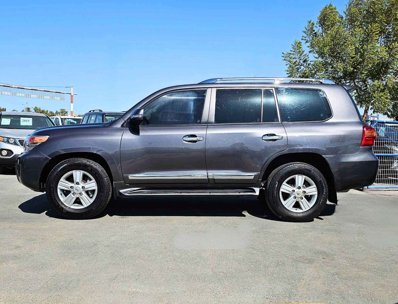 Toyota Land Cruiser GXR/ V6 / 4.0L/ 4WD/ SUNROOF/ ORG SHAPE/ A/T / FULL OPTION / LEATHER SEATS/ EXPORT ONLY / LOT#10319