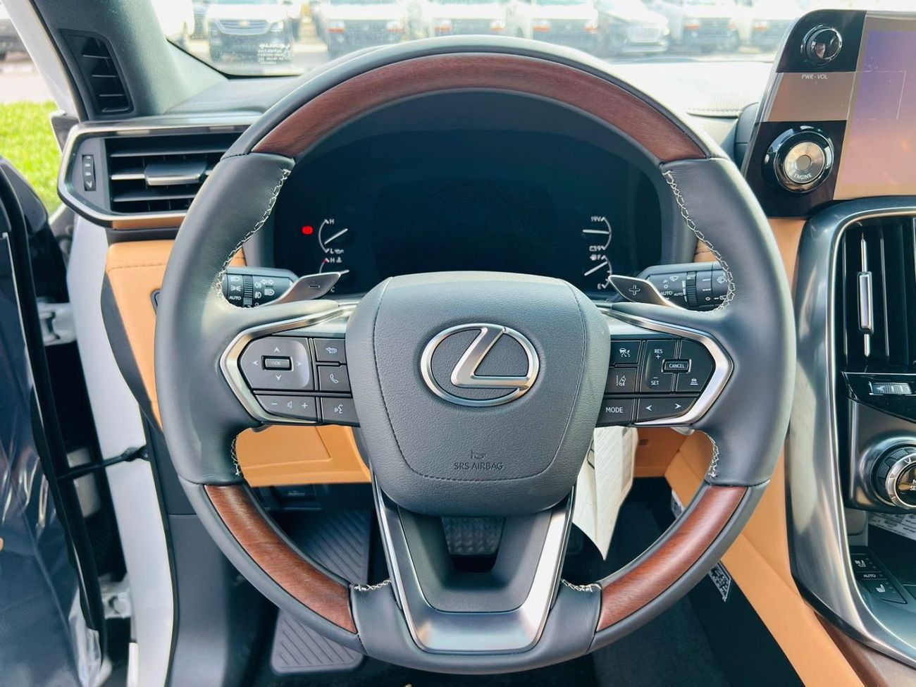 Lexus LX 600 LEXUS_LX600_SIGNATURE_2023_GCC_FULL_OPTIONS_WHITE_2024_AVAILABLE