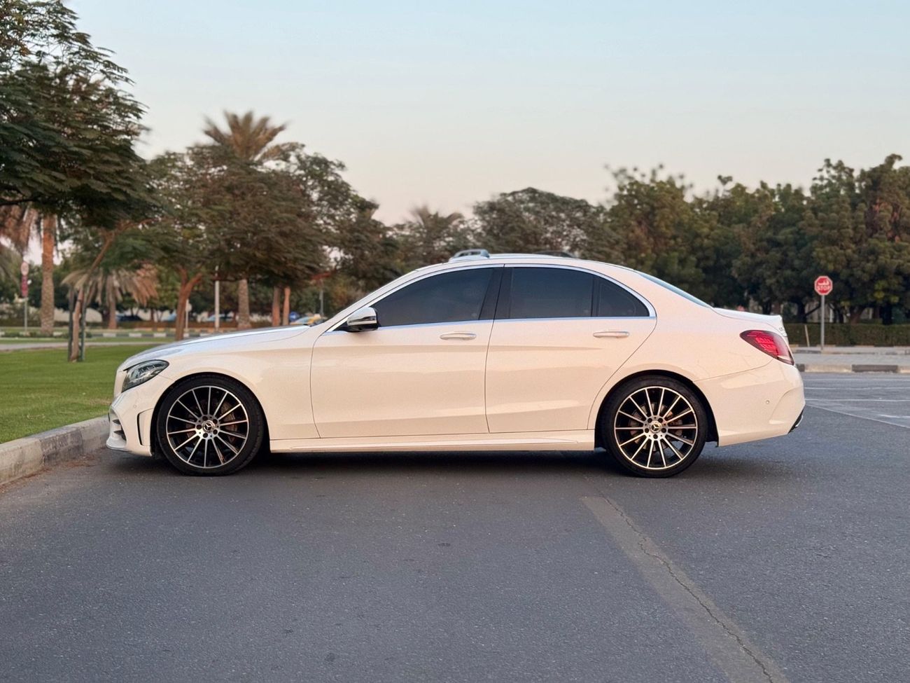 مرسيدس بنز C 200 MERCEDES C200 MODLE 2019 GCC SPACE FULL OPTION 360 CAMERA