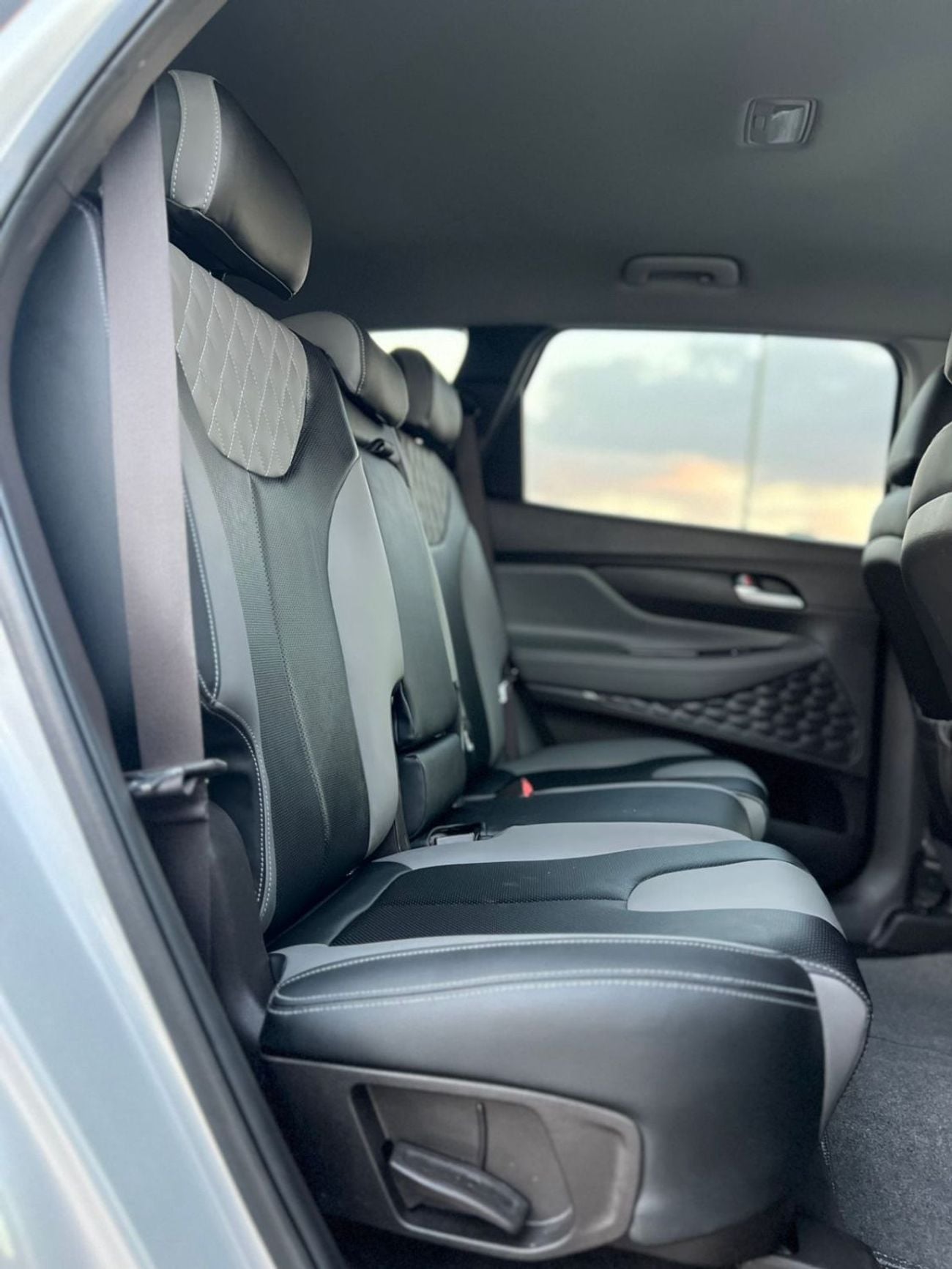 Hyundai Santa Fe STD (NON GCC) 2019 Hyndai Santafe MidOption+ - 2.4L V4 - 4x4 AWD - Rear Camera - Leather Seat  5