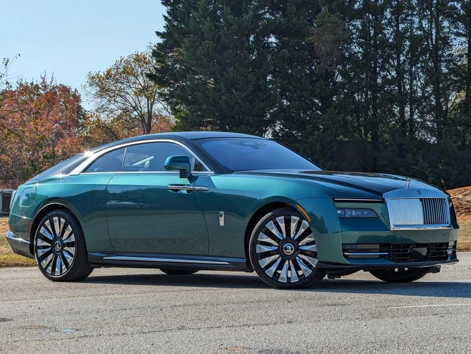 Rolls-Royce Spectre exterior - Front Right Angled