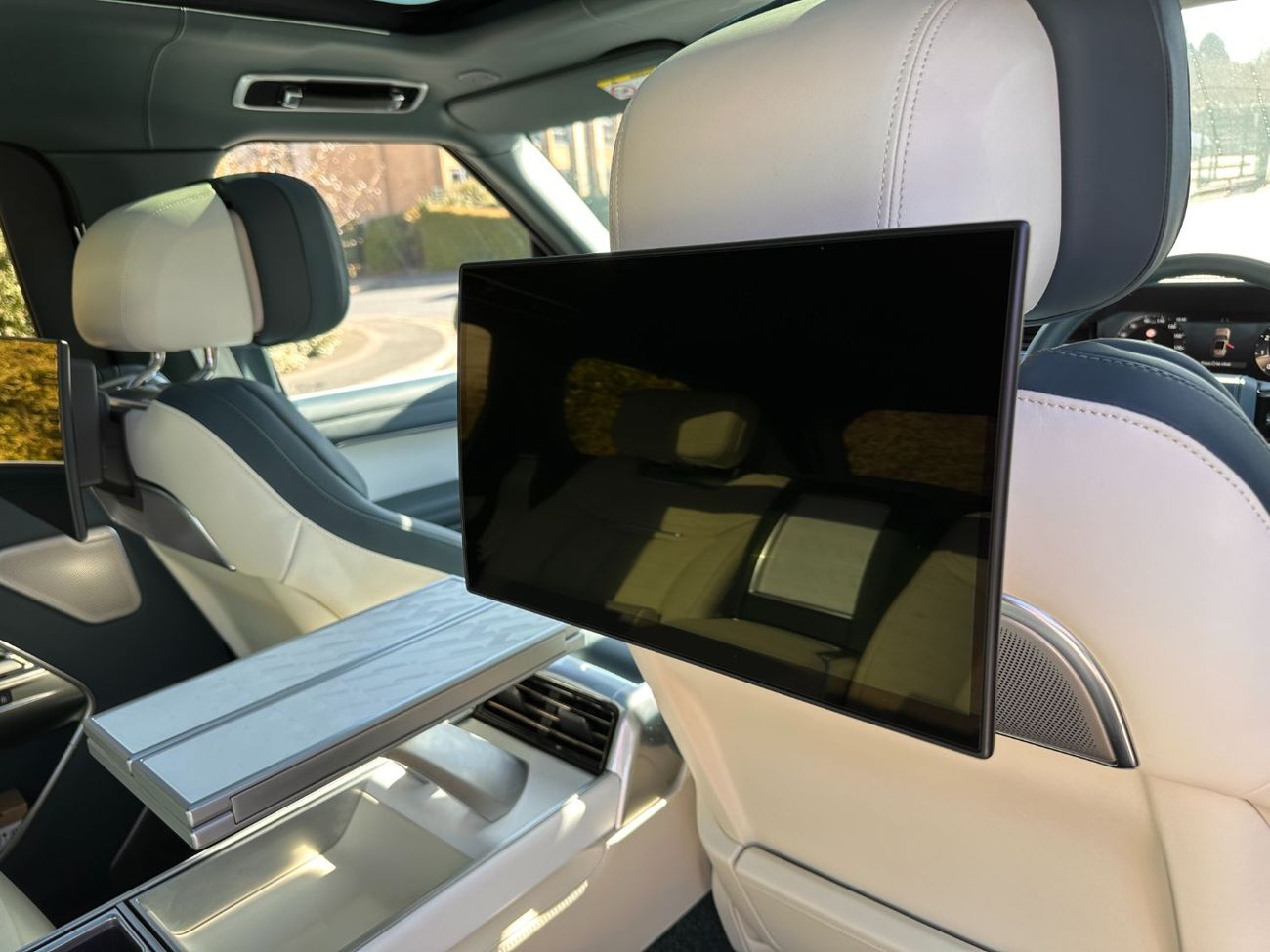 لاند روفر رينج روفر SV 4.4L P615 V8 Right Hand Drive