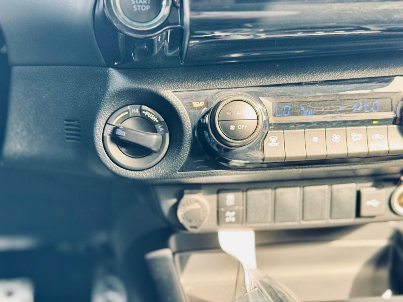 تويوتا هيلوكس GR Sports 4.0L 4WD A/T 2025