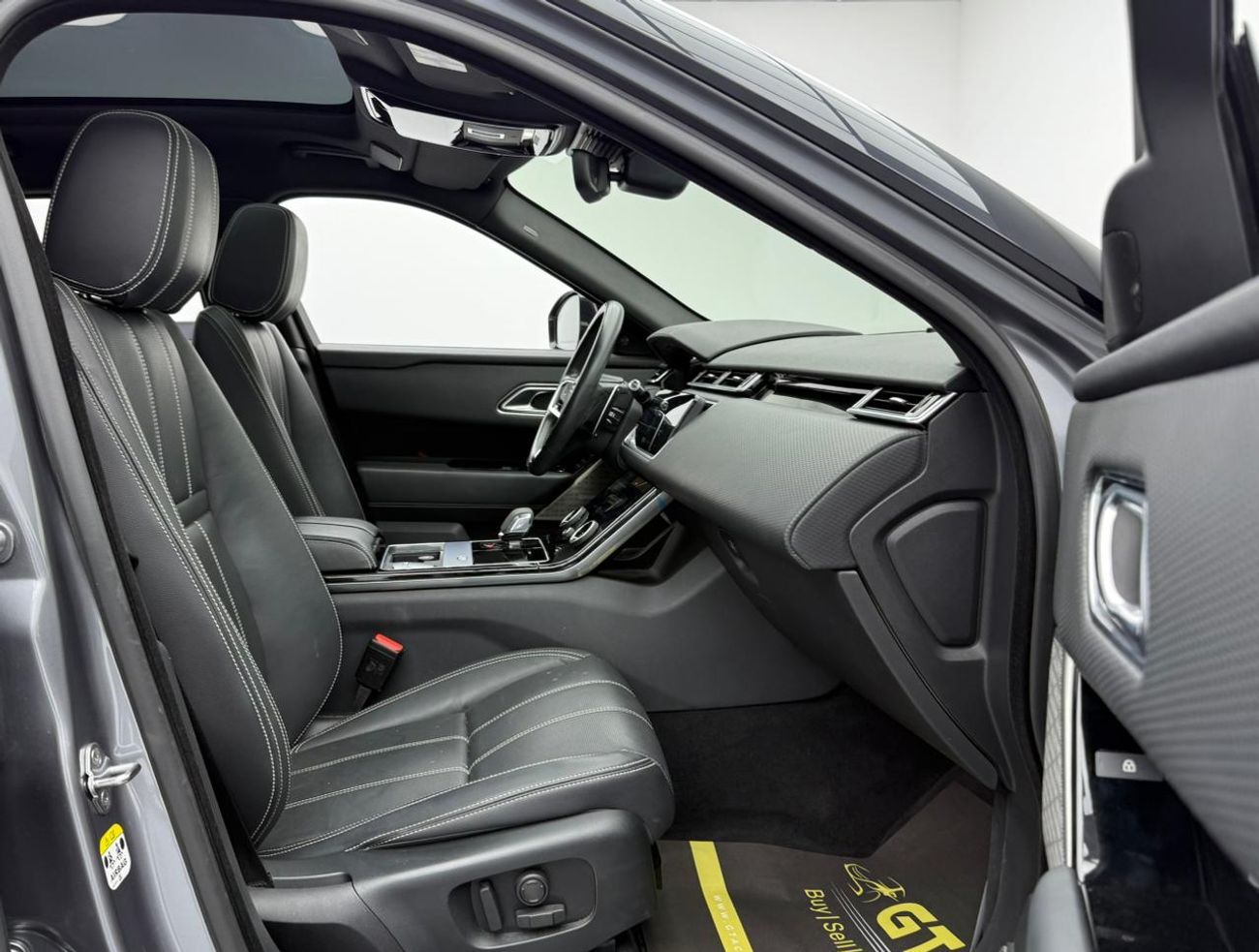 لاند روفر رينج روفر فيلار P250 R-Dynamic 2.0L 2021 Range Rover Velar SE ,Agency Warranty ,Agency Full Service History ,Excelle