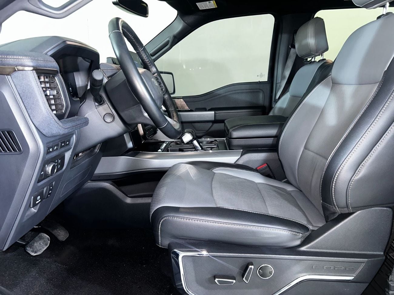 فورد F-150 لايتنينغ LARIAT EXTENDED LT1722 F150 لايتنينج بلاتينيوم كرو بمحركين كهربائيين / شركة الطاير للمحركات / معرض القوز