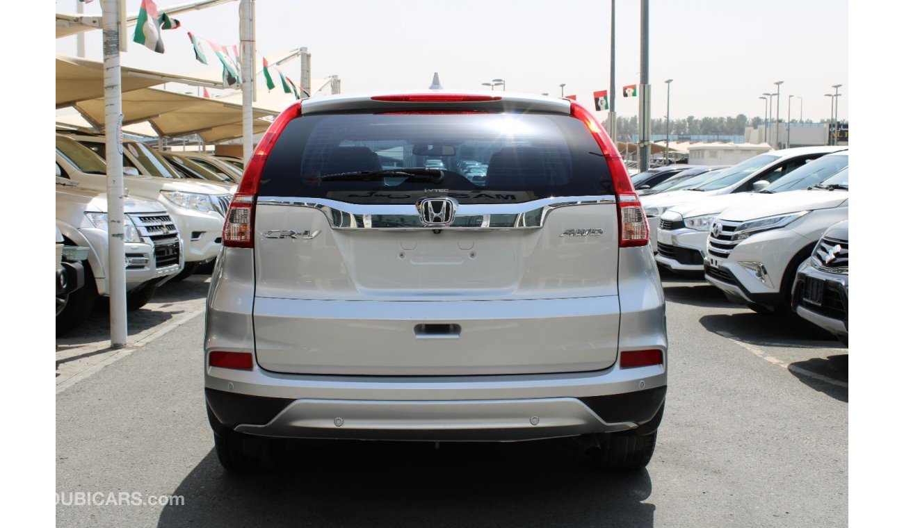 Honda CR-V LX ACCIDENTS FREE - ORIGINAL PAINT - GCC - CAR IS IN PERFECT CONDITION INSIDE OUT