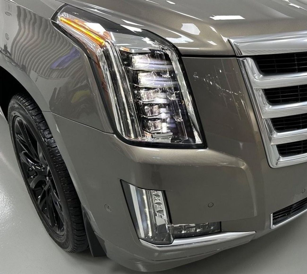 Cadillac Escalade Premium Luxury GCC .. Original Paint .. FSH .. Perfect Condition .. 6,2L