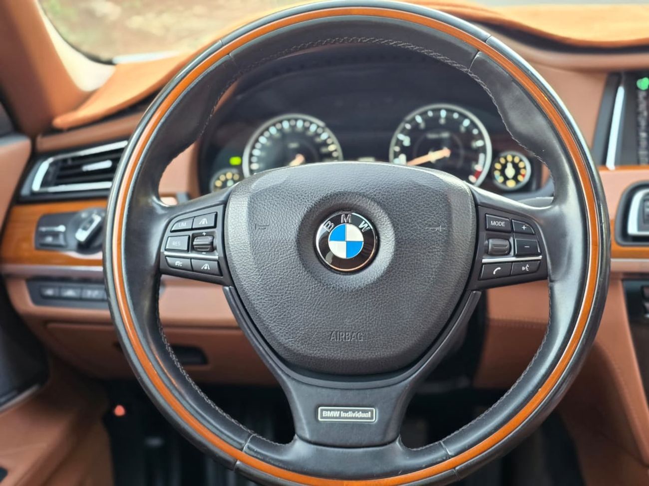 بي أم دبليو 750Li Luxury 4.4L (443 HP)