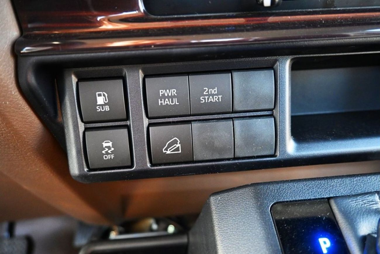 تويوتا لاند كروزر بيك آب تويوتا لاند كروزر 2024 بنزين 4.0L