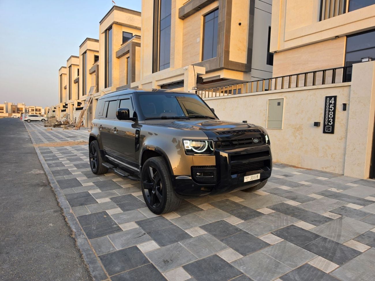 لاند روفر ديفندر 110 HSE P400