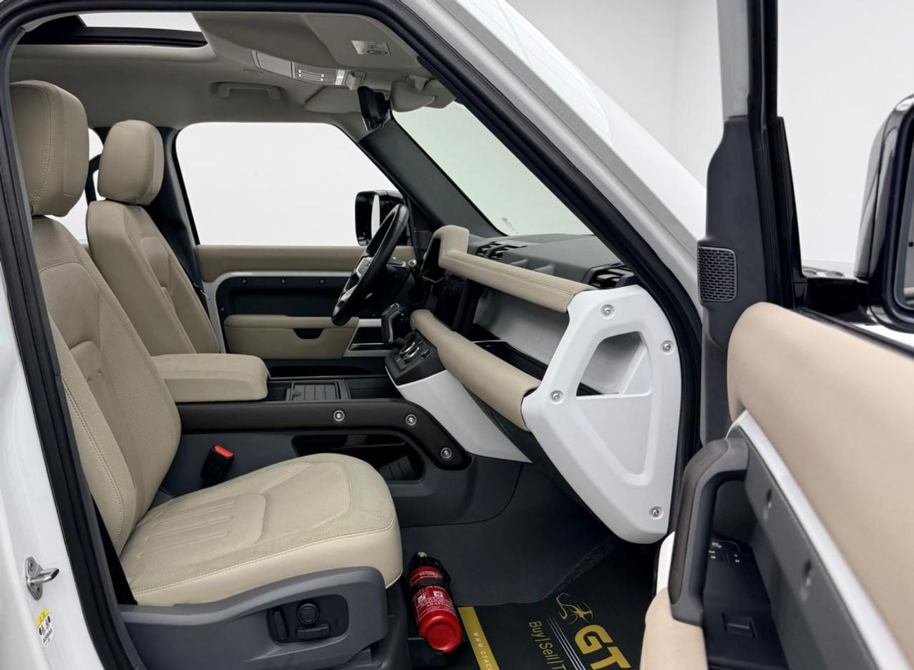 Land Rover Defender 2020 Land Rover Defender 110 SE P400, Warranty, Service History, Excellent Condition, GCC