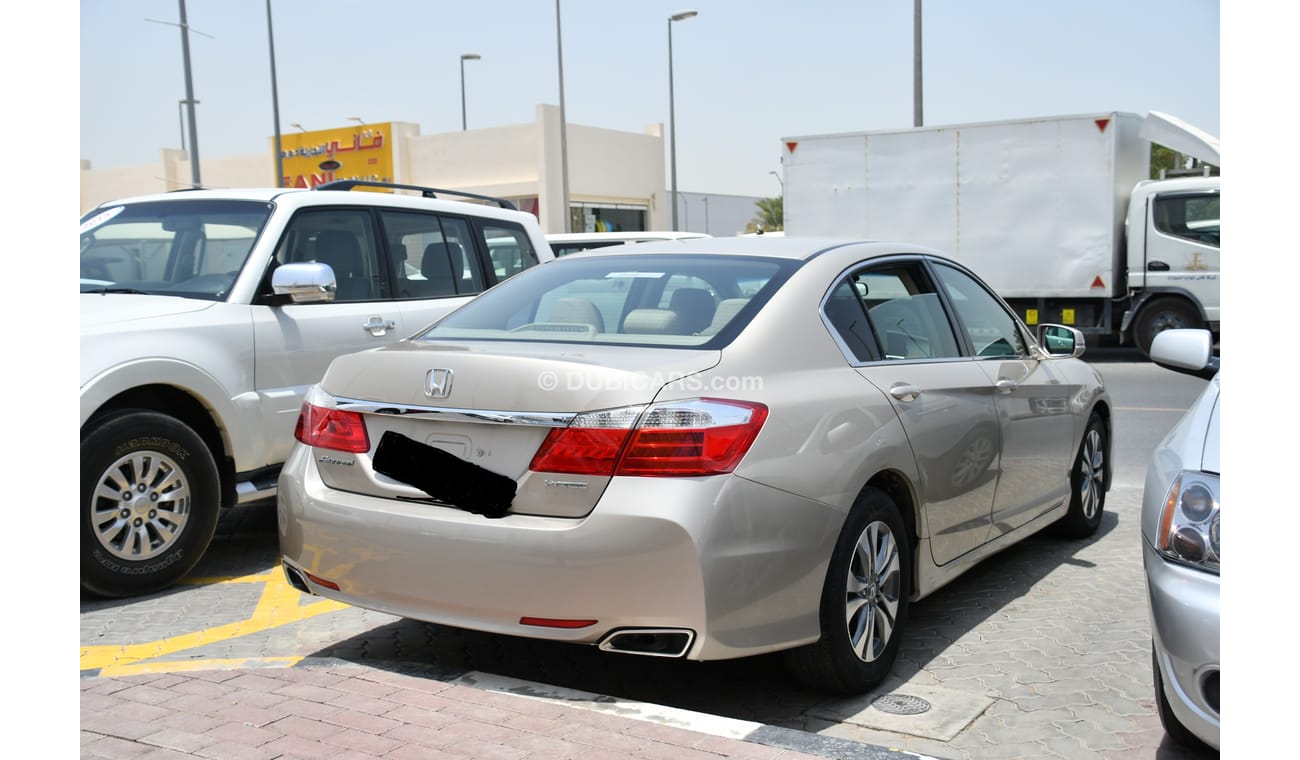 هوندا أكورد ذهبى 2015 خليجى  بحالة ممتازة   بدون حوادث