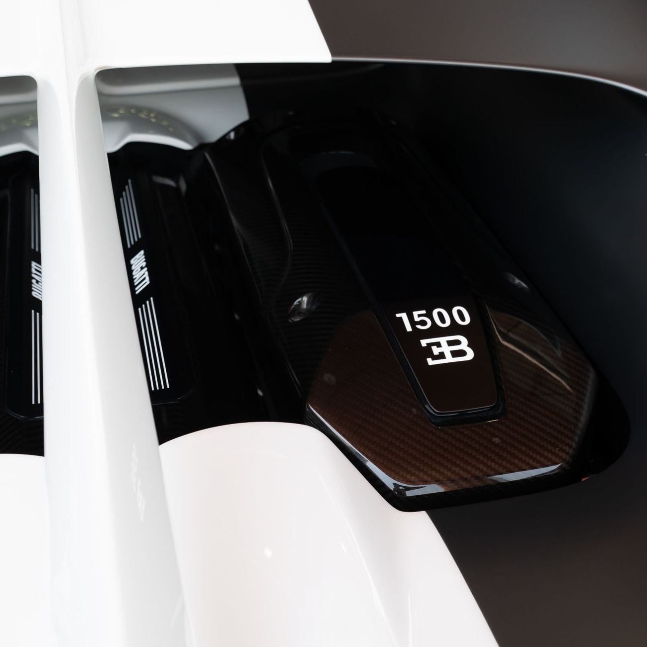 بوغاتي شيرون 2021 BUGATTI CHRION LES LEGANDS DU CIEL ( 1 OF 20 ) DONE 6000KM ( 4 YEARS WARRANTY+ SERVICE )