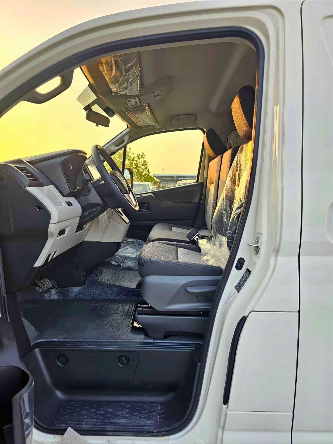 Toyota Hiace GL 3.5L PETROL V6 A/T/ REAR CAMERA (CODE # HCPMB2)