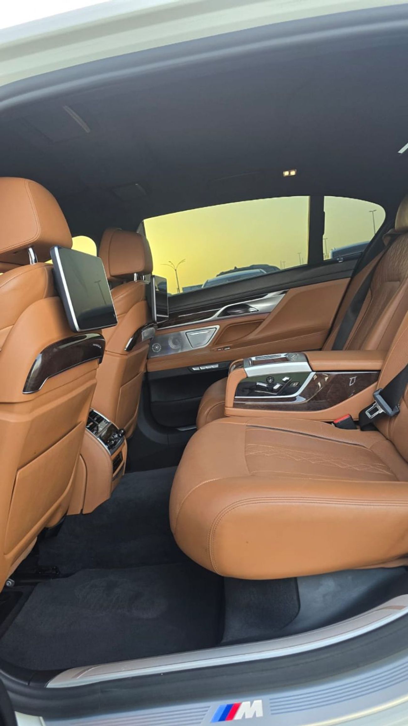 BMW 750Li Luxury 4.4L (443 HP)