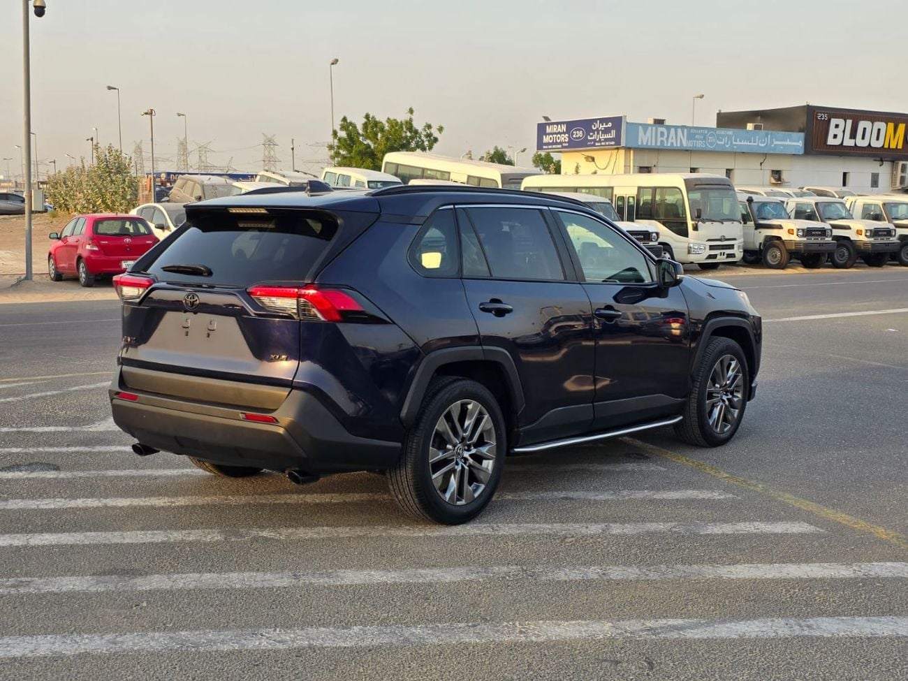 Toyota RAV4 XLE Premium Full option sunroof , Push button , Original leather seats and trunk automatic