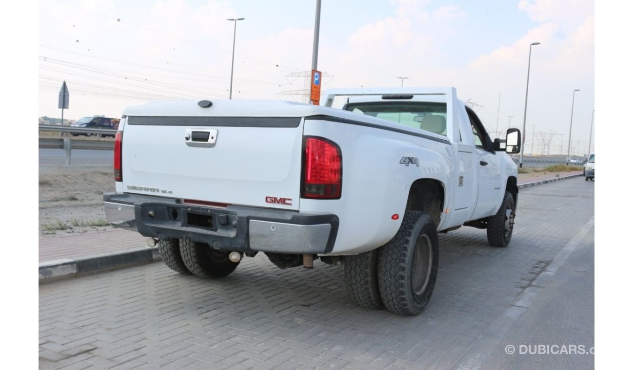 Chevrolet Silverado CHEVROLET SILVERADO 3500 HD GCC 4X4 PICKUP TRUCK 2011