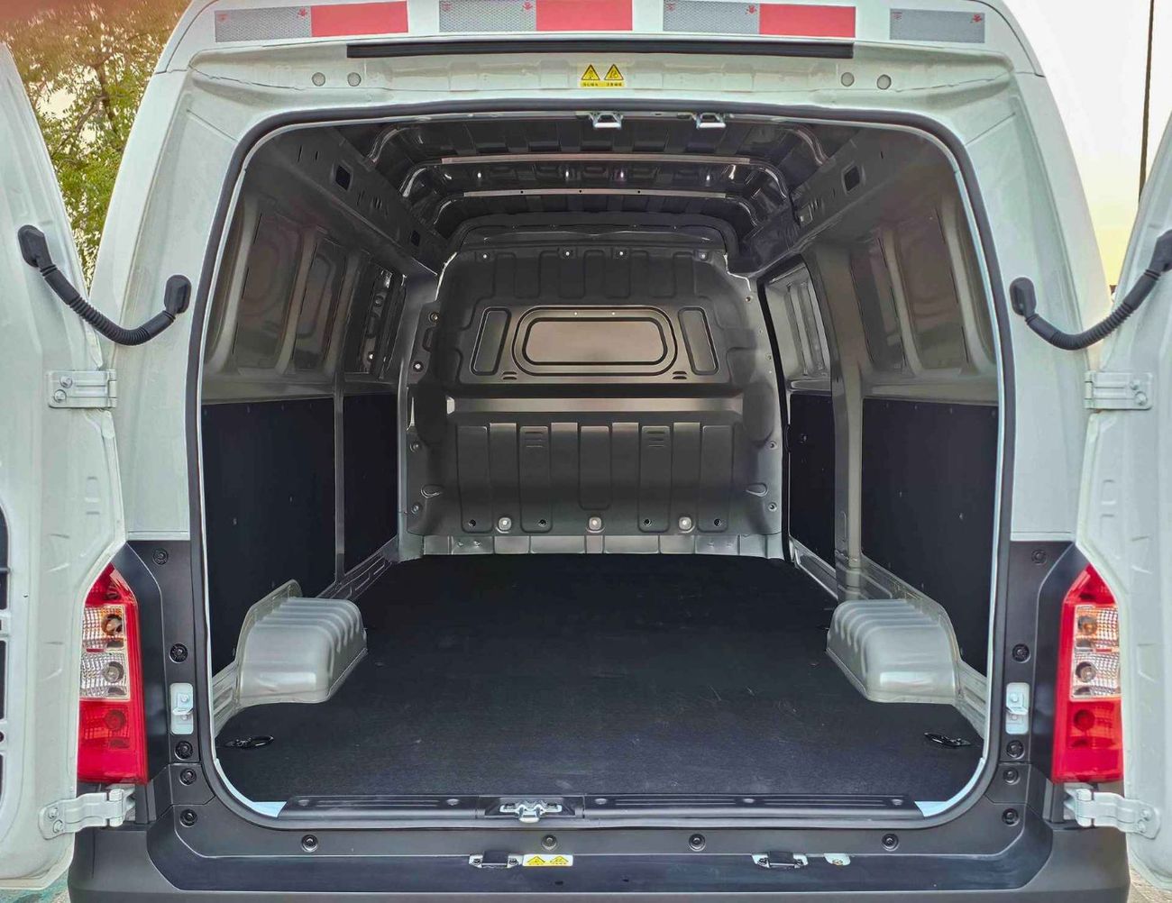 Sinogold سينا EV300 CARGO (NON GCC) CARGO ELECTRIC || DUAL CHRAGING PORT / REAR CAMERA / REAR PARKING SENSOR (CODE #  SEVCR25)