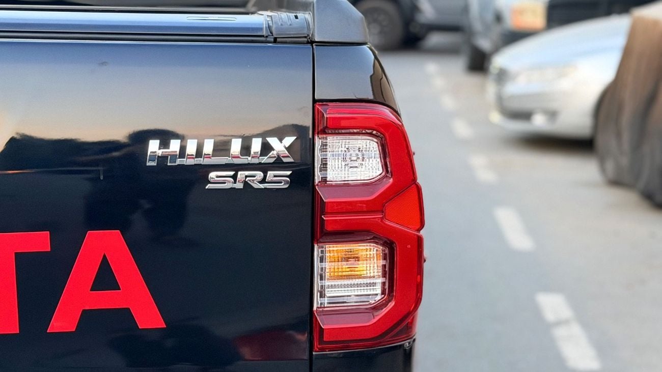 تويوتا هيلوكس أدفنتشر محرك SR5 V4 سعة 2.7 لتر بتصميم مُحسّن مستوحى من طراز Adventure 2025، مع خيارات كاملة من حيث الشكل ال