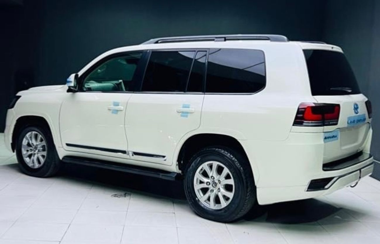 تويوتا لاند كروزر Sahara 2016 Model RHD Diesel Engine Full Option Facelift to LC300 2024 Very Clean And Perfect