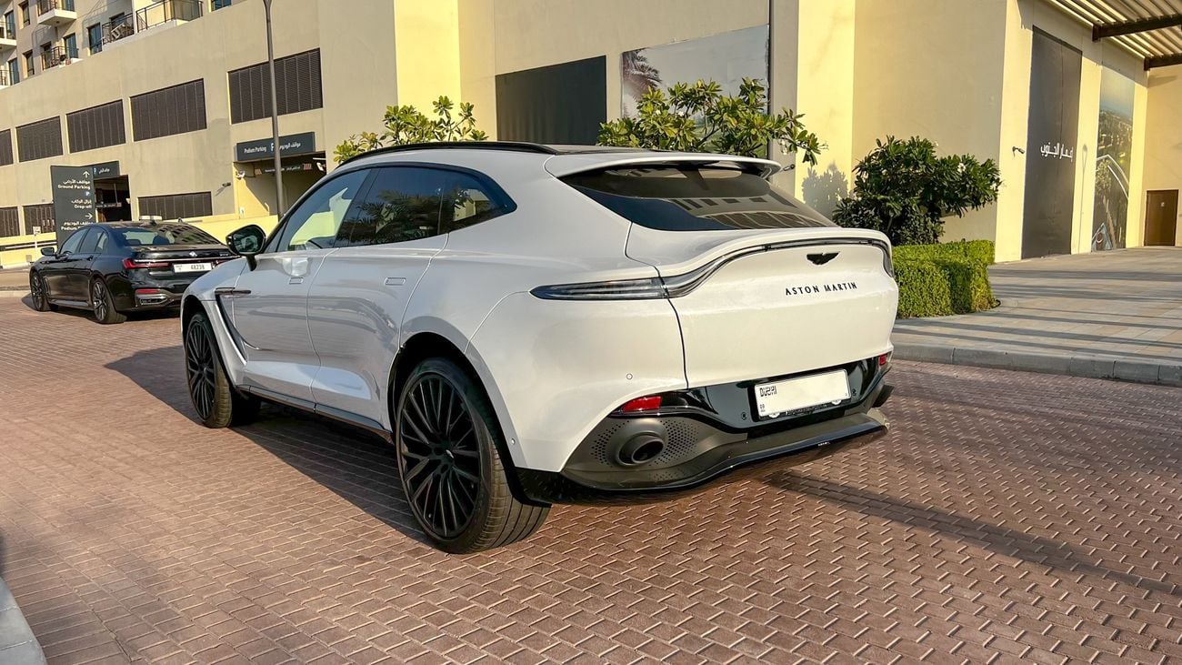 أستون مارتن DBX