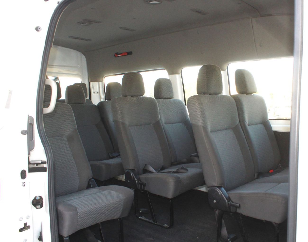 Nissan Urvan Std 2.5L (14 Seater)