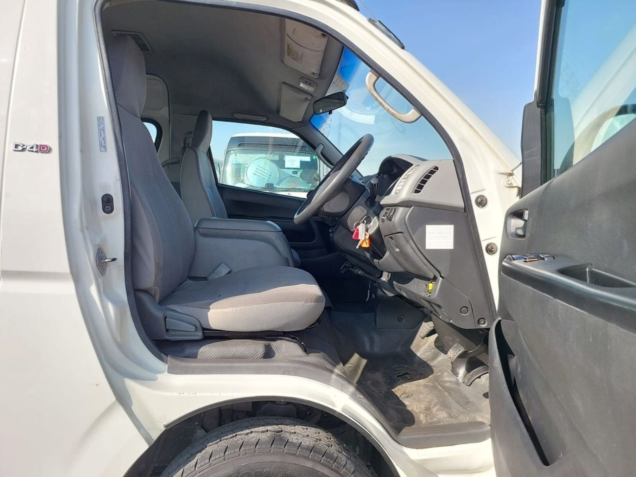 تويوتا هاياس TOYOTA HIACE COMMUTER VAN RHD 2006 MODEL 2.5 L DIESEL MANUAL(PM15390)