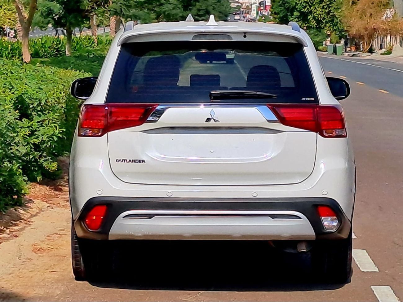 Mitsubishi Outlander GLX 2.4L 744-Monthly l GCC l 4WD , Cruise, Camera l Accident Free | Excellent Condition