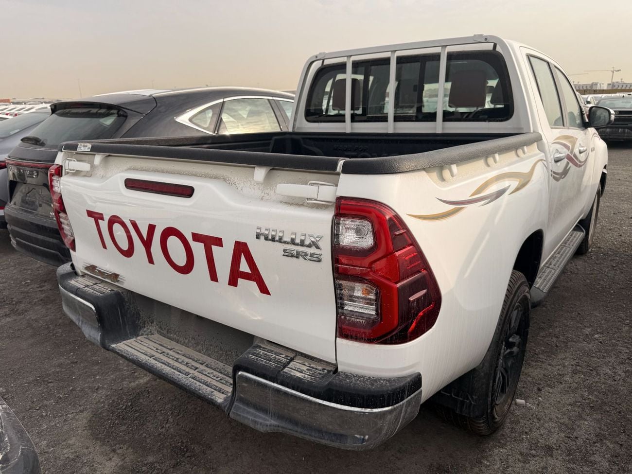 Toyota Hilux 2.7L - Super White Inside Red