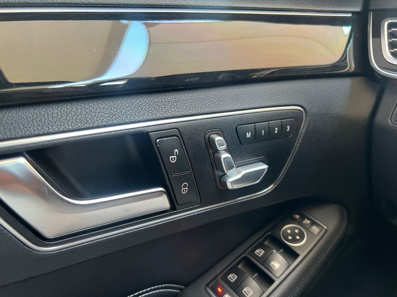 مرسيدس بنز E300 MERCEDES BENZ - E300 - CAR IS WITH NUMBER PLATE - MODEL 2016 - 107889KM