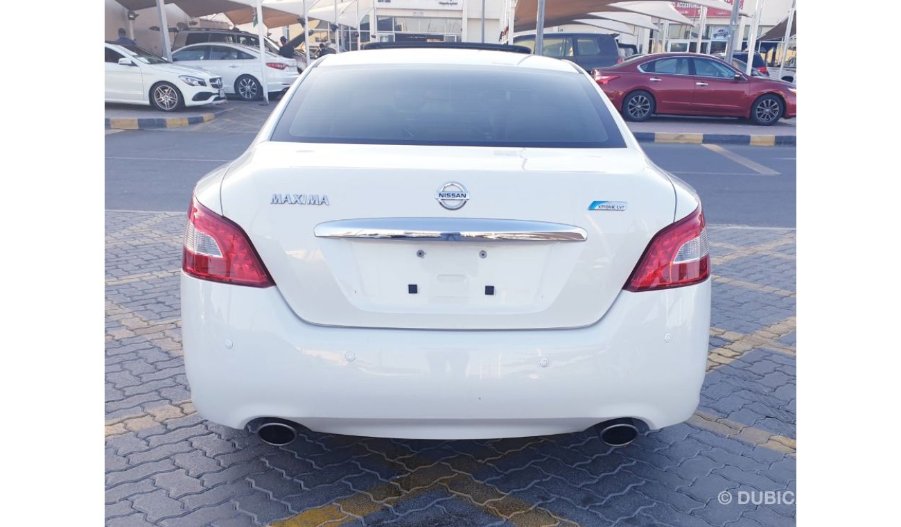 Nissan Maxima Excellent condition, you do not need any clean expenses inside and out