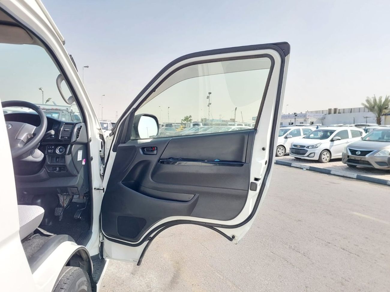 تويوتا هاياس (RAMADAN OFFER) TOYOTA HIACE COMMUTER VAN RHD 2016 MODEL 3.0 L DIESEL AUTOMATIC(PM29828)