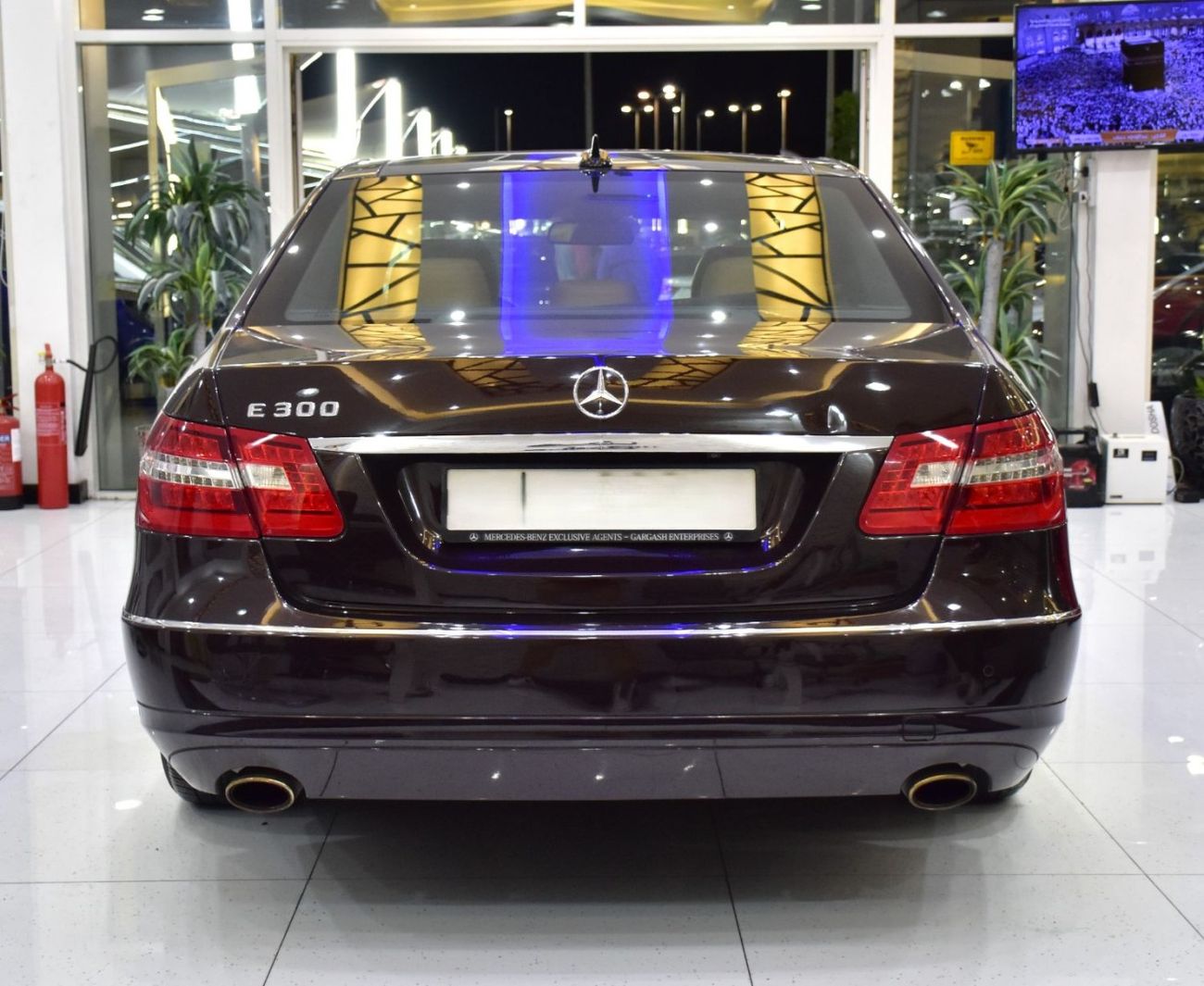 مرسيدس بنز E300 Mercedes Benz E300 ( 2011 Model ) in Burgundy Color GCC Specs