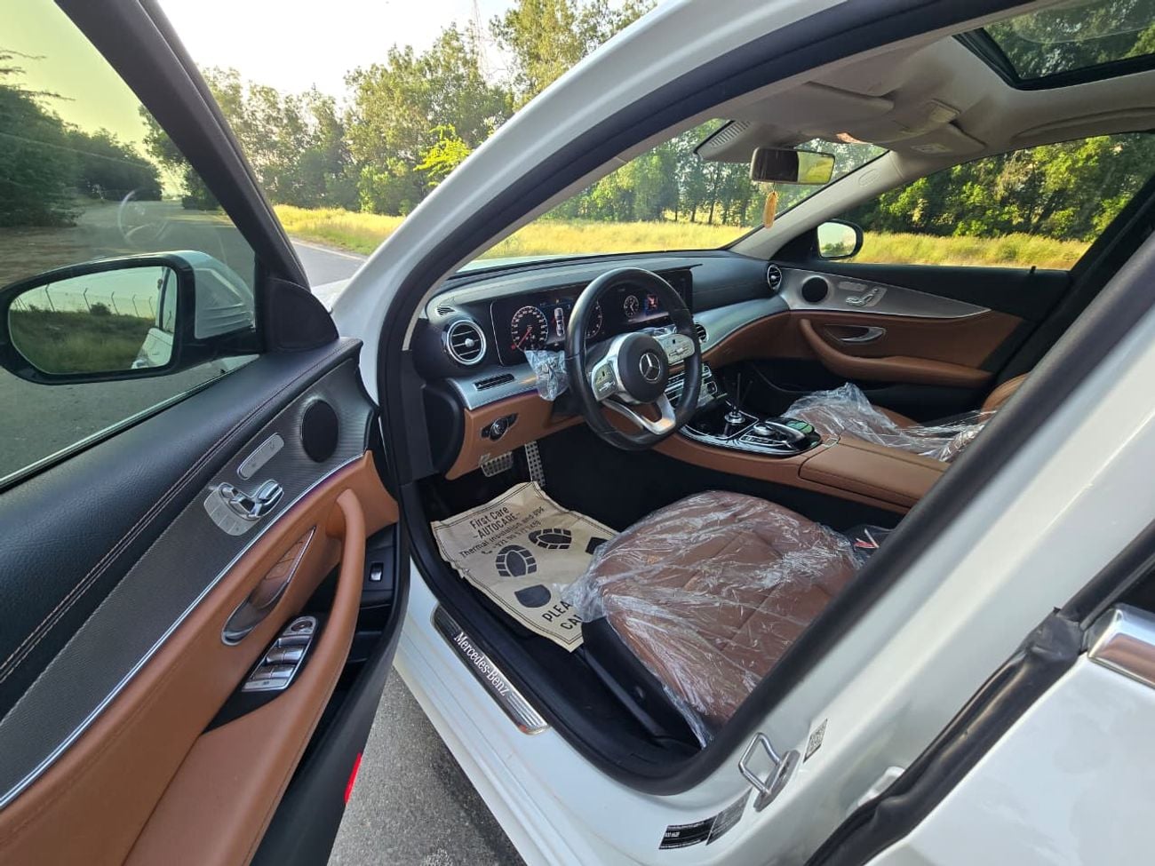 Mercedes-Benz E300 Premium + 2.0L MERCEDES E-300 2020 GCC // LOW MILEAGE // PERFECT CONDITION // FULL OPITION