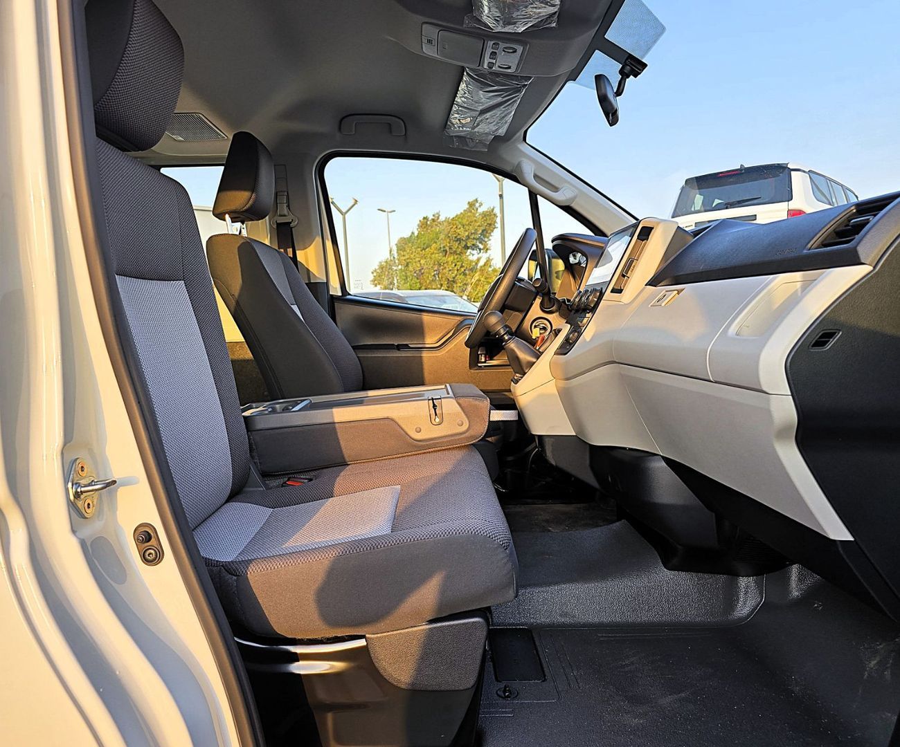 Toyota Hiace Toyota Hiace Std Roof Newshap 2.8l Diesel M/T 15 Seats White Color 2025 Model