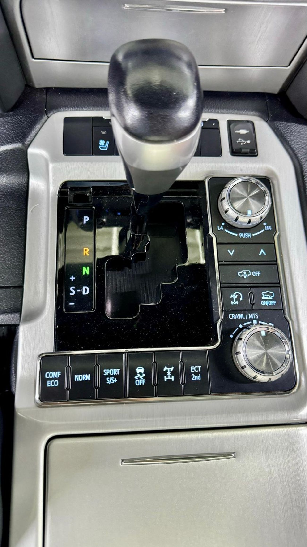 Toyota Land Cruiser GXR 4.0L GXR 5.7L warranty one year bank financie available