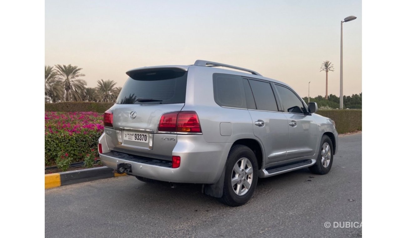Lexus LX 570 exus LX 570 model 2011  G cc full options accident free original pant very very good condition clean