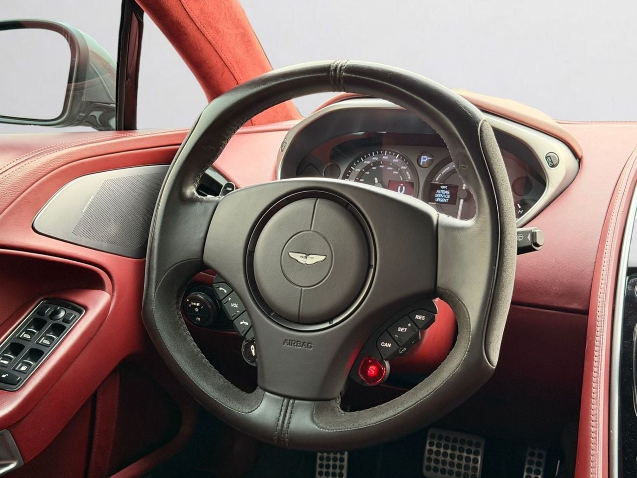 Aston Martin Vanquish STD RARE FULL CARBON SPEC | GCC CAR | V12 ENGINE | 2014