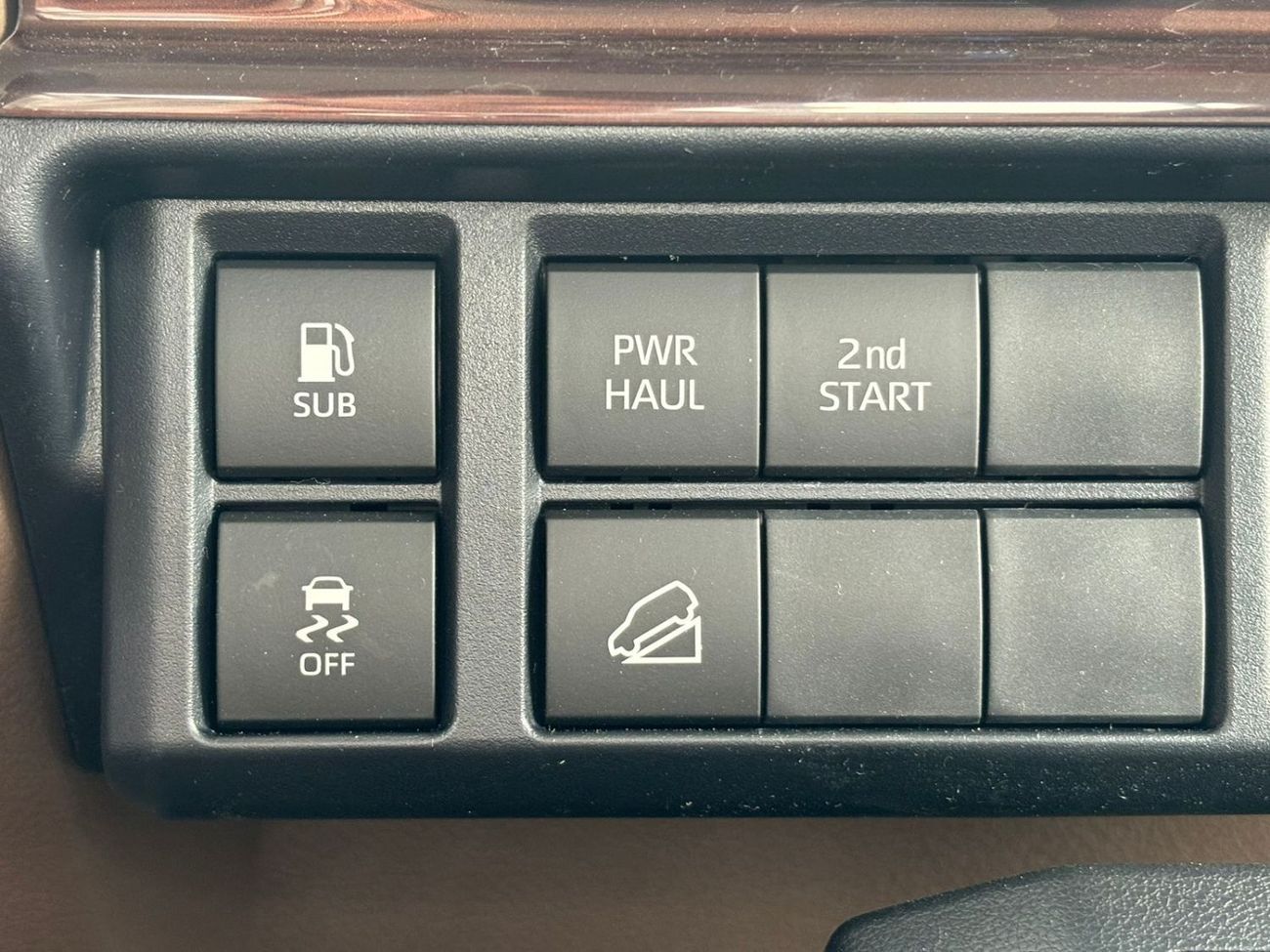 Toyota Land Cruiser Pick Up ECT0027 - TLC79 SCab Pick Up - 2.8L Diesel Auto Beige