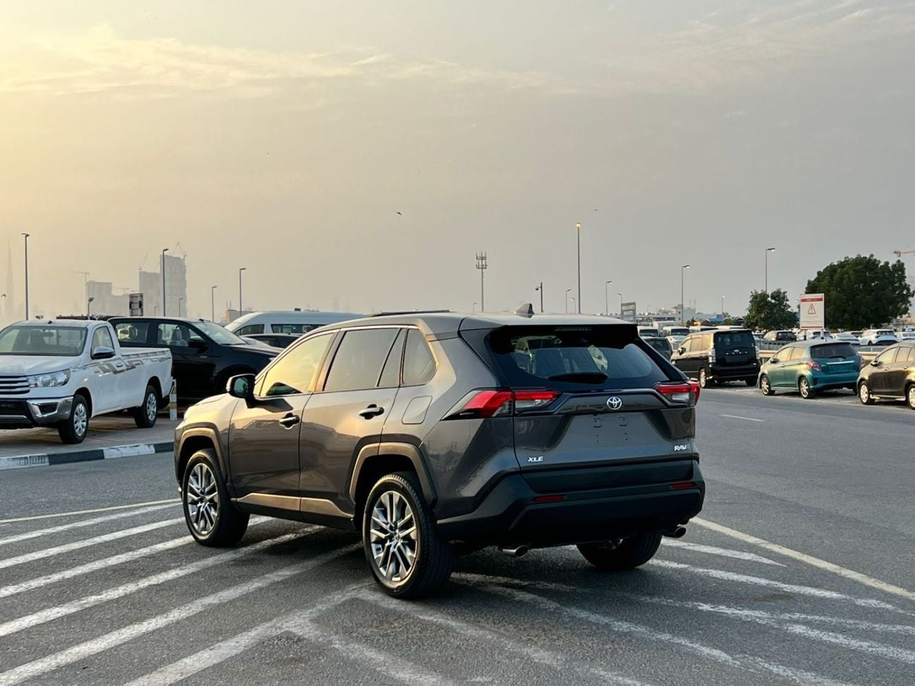 تويوتا راف ٤ XLE 2023 Toyota RAV4 Full Option - 2.5 V4 - Big Screen & Radar Sensor - Trunk Auto Push Star