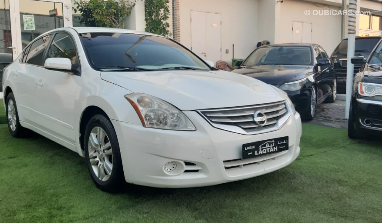 Nissan Altima No accident number 2, white inside beige, cruise control, rear wing control, sensors, in excellent c