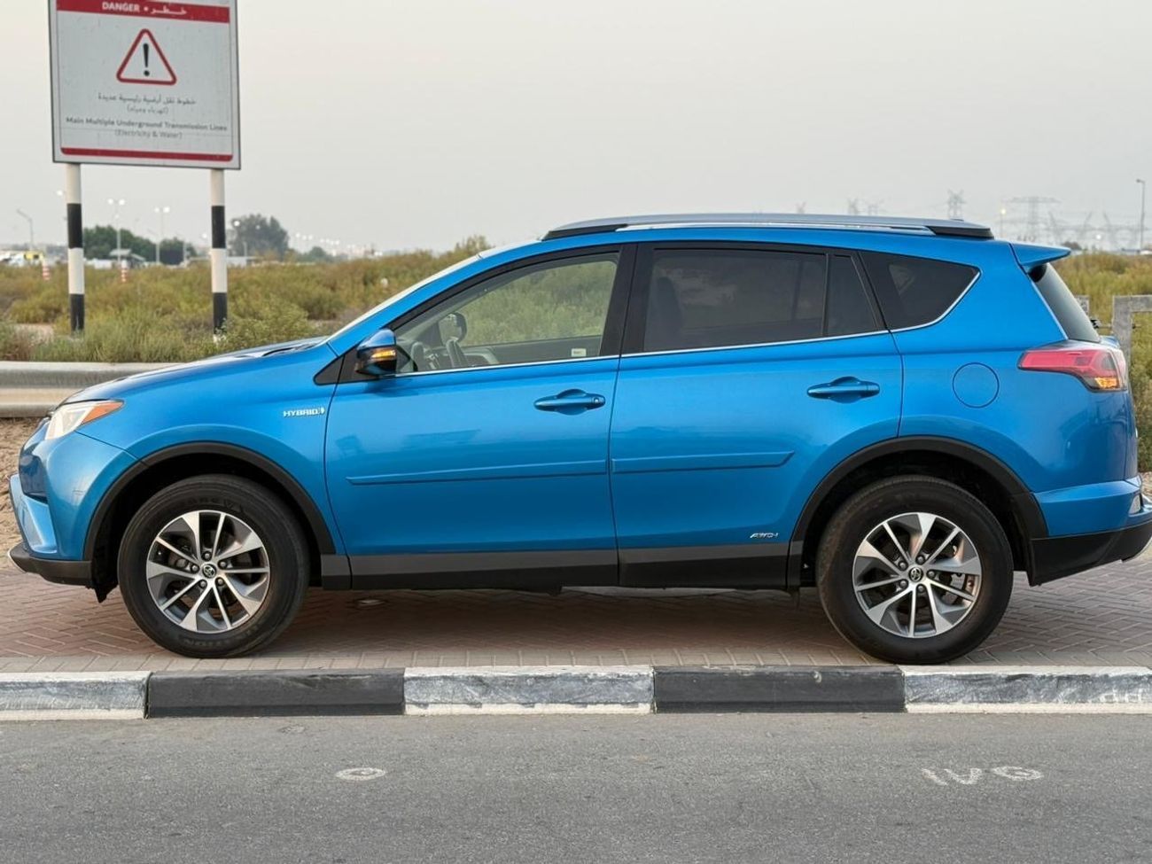 Toyota RAV4 XLE 2.5L Hybrid XLE sunroof, full Option