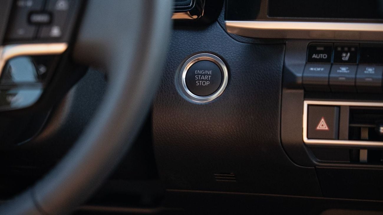 تويوتا كامري GLE 2.5L - Black Inside Yellow Brown