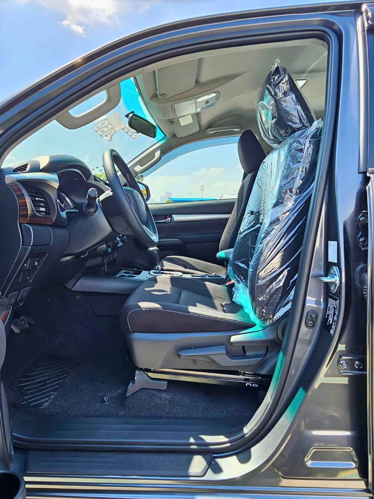 تويوتا هيلوكس SR5 TRD WOOD INTERIOR W VISOR / 4.0L PETROL V6 4WD / BLIND SPOT / DIFFLOCK / DVD+CAMERA (CODE # H6A)