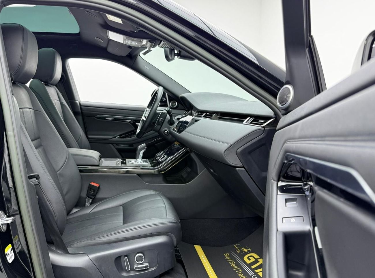 Land Rover Range Rover Evoque 2023 Range Rover Evoque Dynamic SE, 2027 RR Warranty + Service Pack, Full RR Service History, GCC