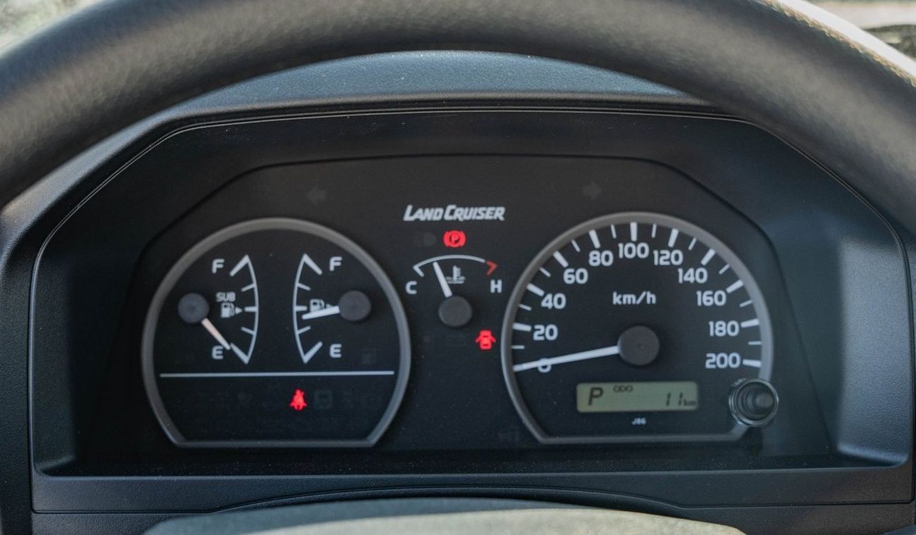 تويوتا لاند كروزر بيك آب 2025 Toyota Land Cruiser LC 79 SC 4.0L AT Petrol Basic with Fridge (Beige)