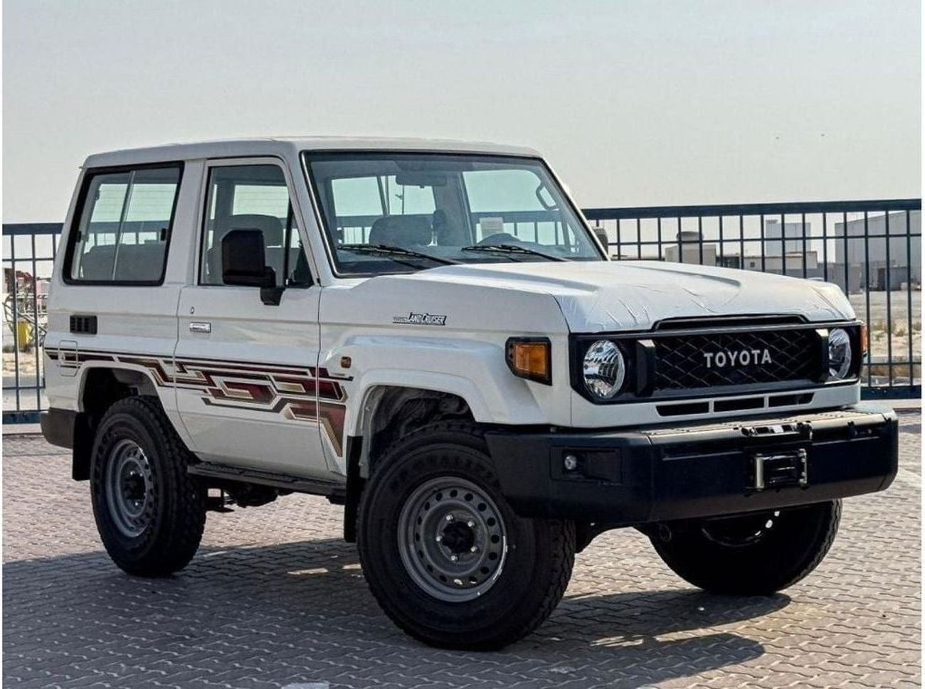 تويوتا لاند كروزر 70 2024 Toyota LC71 4.0 Hard Top - أبيض من الداخل رمادي مزرق | للتصدير فقط