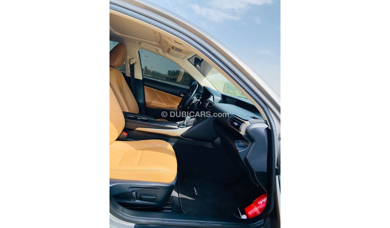 Lexus IS300 Platinum Lexus is 300 GCC full option perfect condition original paint under warranty