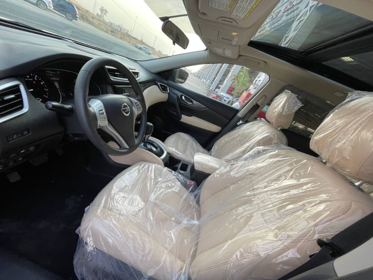 نيسان روج SL / V4 2.5 لتر / فتحة سقف بانورامية / شاشة كبيرة / دفع رباعي / جنوط / بحالة ممتازة