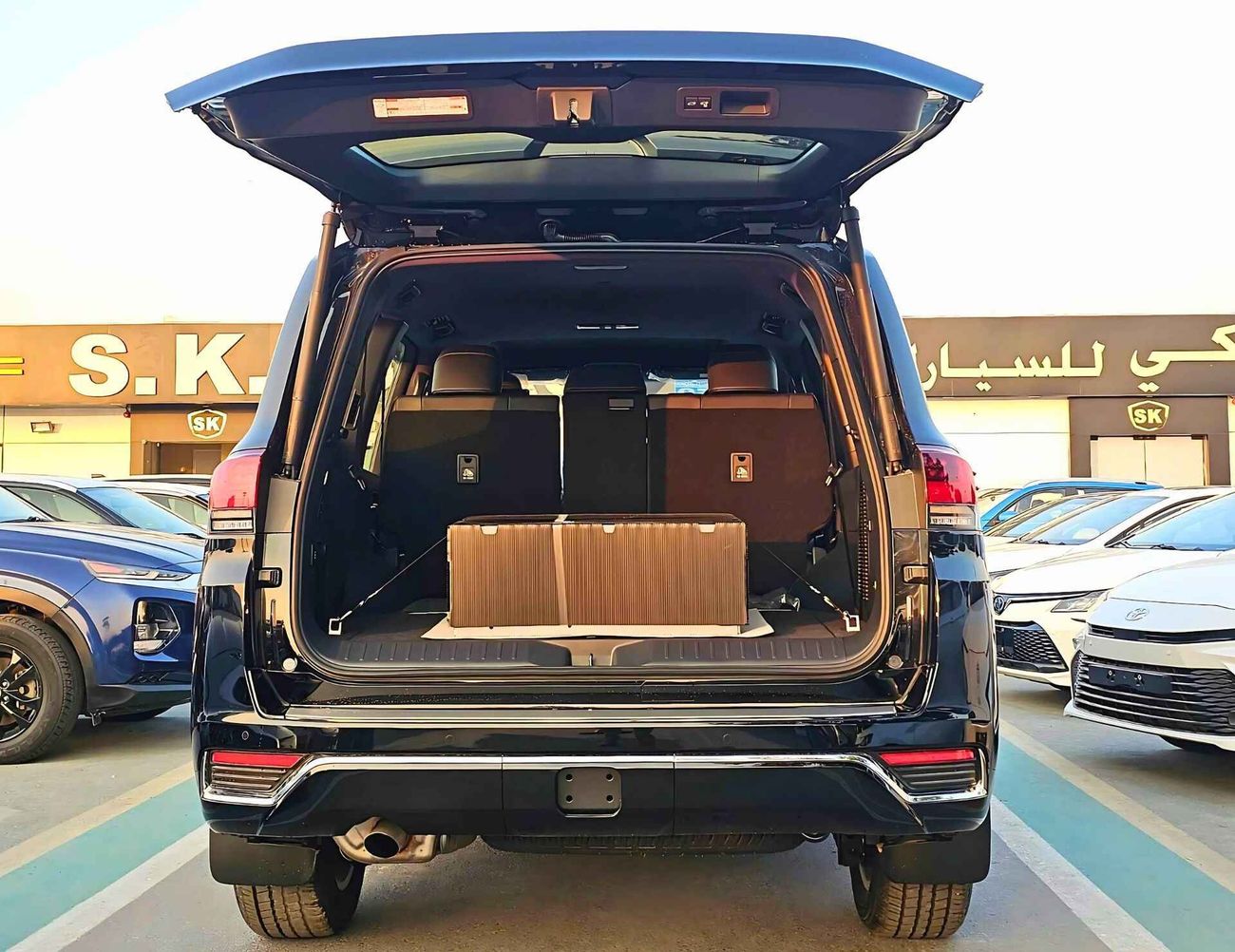 تويوتا لاند كروزر VX / LC300 VX / 4.0L PETROL / BIG DVD / JBL SPEAKERS / SUNROOF / FULL OPTION (CODE# VX4AJ)